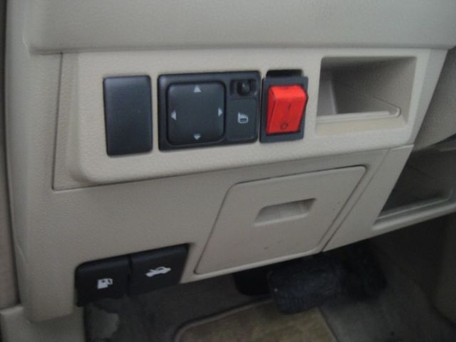 09 Tiida 1.6 4D 四門 銀~L規.便宜好養代步車.車車極美!  第20張相片