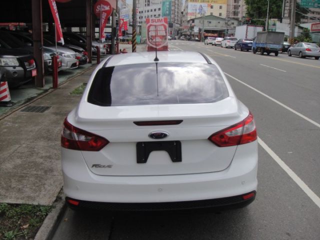 14 Focus 1.6 白~時尚經典版.只跑10萬.車極美!  第4張相片