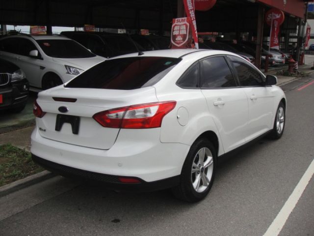 14 Focus 1.6 白~時尚經典版.只跑10萬.車極美!  第5張相片