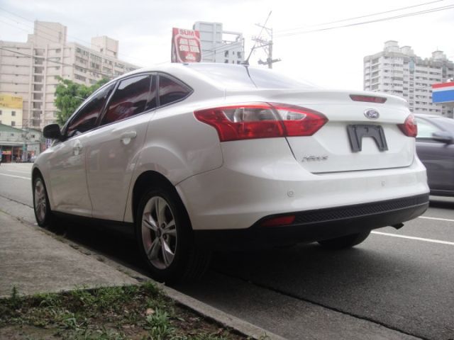 14 Focus 1.6 白~時尚經典版.只跑10萬.車極美!  第6張相片
