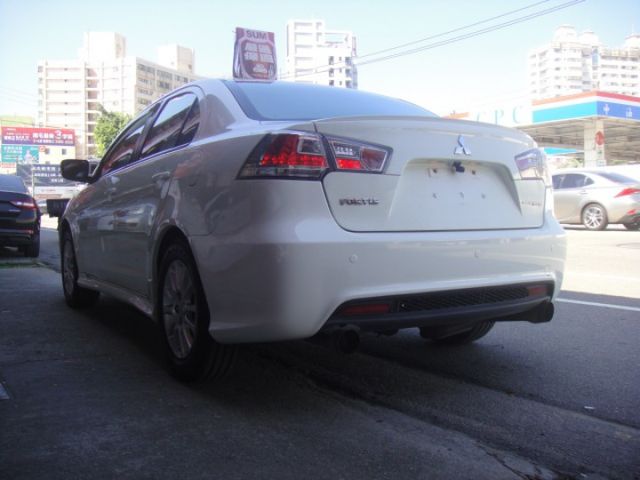 10 Fortis 1.8 IO版 白~祇跑12.5萬.超高CP值代步車.車很美.帥!  第5張相片