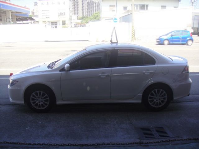 10 Fortis 1.8 IO版 白~祇跑12.5萬.超高CP值代步車.車很美.帥!  第8張相片