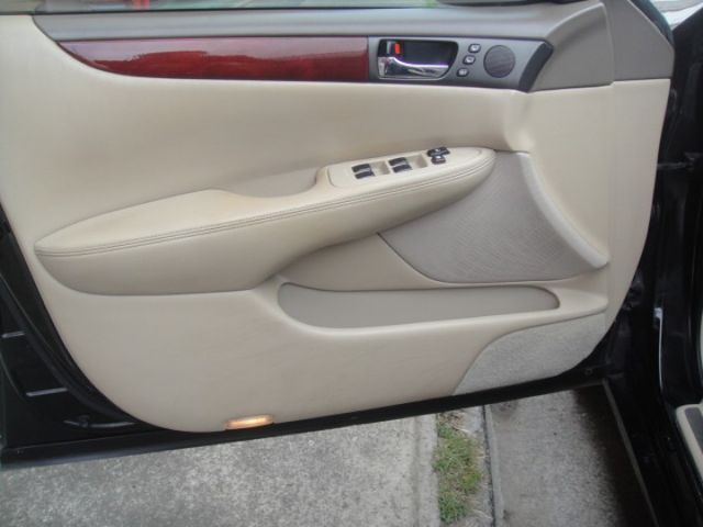 02 ES300 3.0 黑/黑~祇跑17萬km.都停車庫.很是少開.車極美!  第15張相片