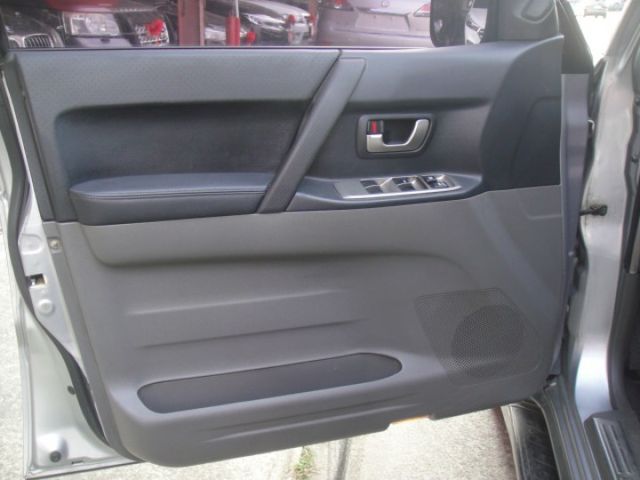05 Pajero 3.8 銀~新引擎更有力.無涉水.全車無待修.極美!  第17張相片