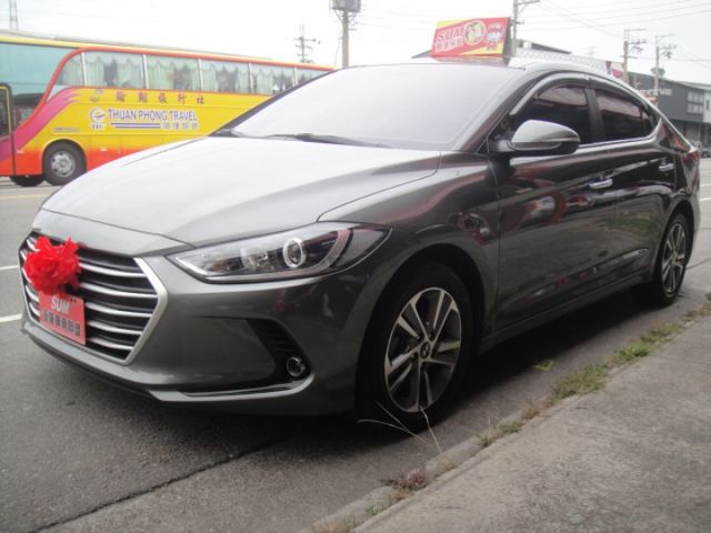 18 Hyundai Elantra 1.6 柴 灰色 超優質省稅節能房車  第4張相片