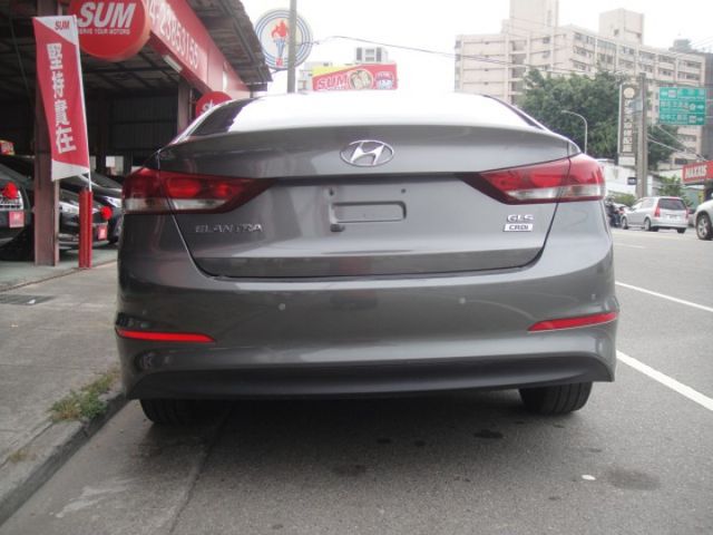 18 Hyundai Elantra 1.6 柴 灰色 超優質省稅節能房車  第6張相片