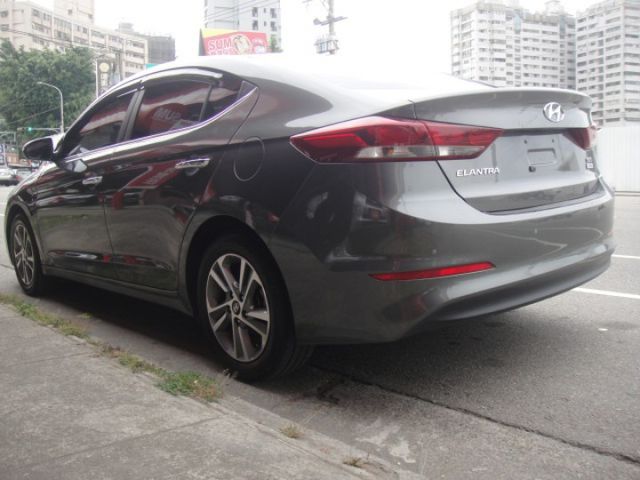 18 Hyundai Elantra 1.6 柴 灰色 超優質省稅節能房車  第8張相片