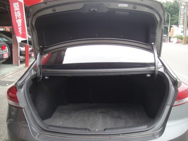 18 Hyundai Elantra 1.6 柴 灰色 超優質省稅節能房車  第9張相片