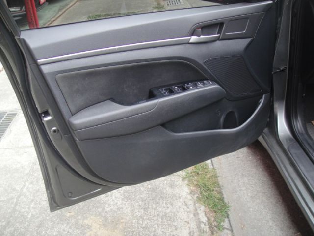 18 Hyundai Elantra 1.6 柴 灰色 超優質省稅節能房車  第10張相片