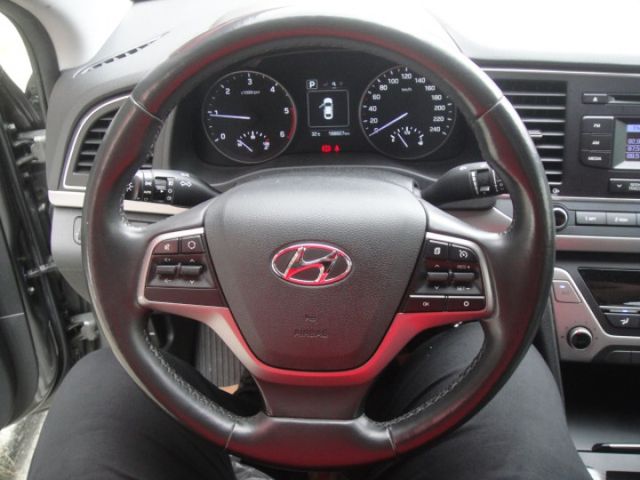 18 Hyundai Elantra 1.6 柴 灰色 超優質省稅節能房車  第11張相片