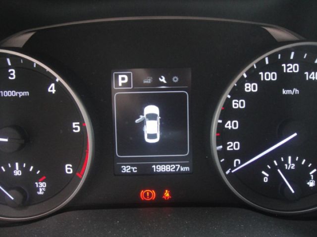 18 Hyundai Elantra 1.6 柴 灰色 超優質省稅節能房車  第12張相片