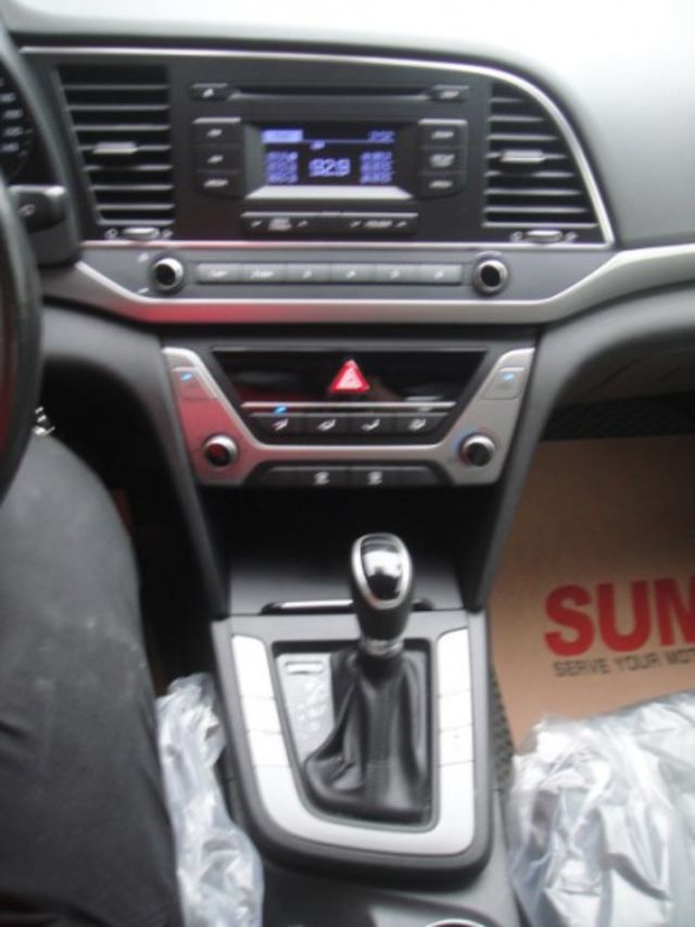 18 Hyundai Elantra 1.6 柴 灰色 超優質省稅節能房車  第14張相片