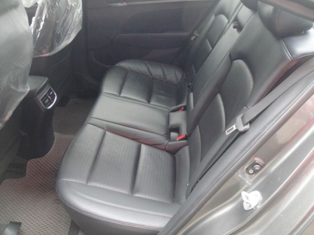 18 Hyundai Elantra 1.6 柴 灰色 超優質省稅節能房車  第17張相片