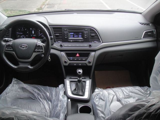 18 Hyundai Elantra 1.6 柴 灰色 超優質省稅節能房車  第18張相片