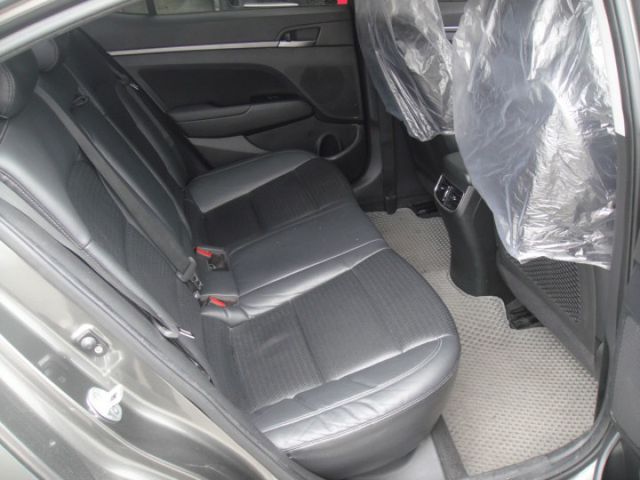 18 Hyundai Elantra 1.6 柴 灰色 超優質省稅節能房車  第20張相片