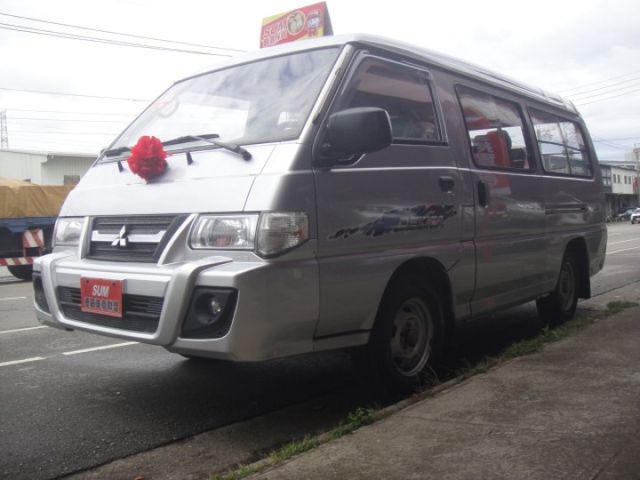 13 Delica 2.4 廂 銀~八人座.空間大.極省油.車車很是美!  第2張相片