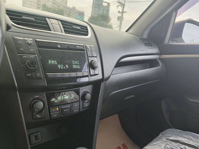 14 新SWIFT 1.2 GLX 豪華型 白~新引擎.極省油.又有力.美!  第15張相片