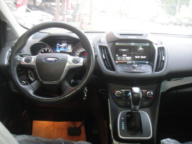 14 Kuga 1.6t 白~2WD 時尚經典版~電尾門.全景天窗.少跑.車美極新!  第19張相片