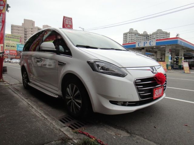 20 M7 2.2t 白 智能影音八人坐~祇跑6.4萬公里.車況極新很美!  第3張相片