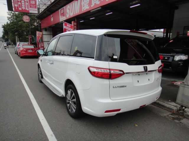 20 M7 2.2t 白 智能影音八人坐~祇跑6.4萬公里.車況極新很美!  第6張相片