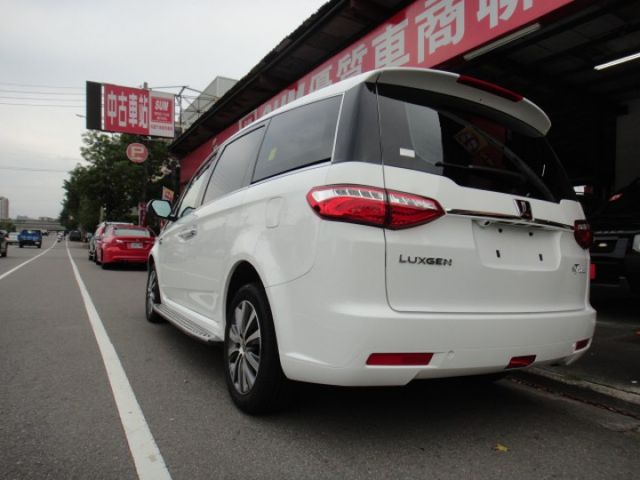 20 M7 2.2t 白 智能影音八人坐~祇跑6.4萬公里.車況極新很美!  第7張相片