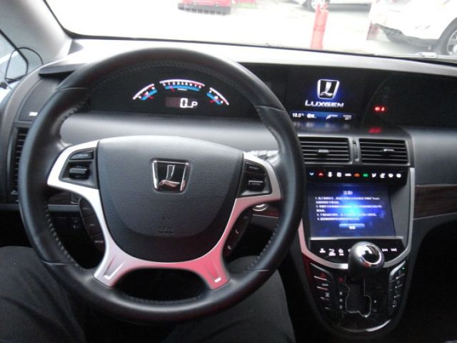 20 M7 2.2t 白 智能影音八人坐~祇跑6.4萬公里.車況極新很美!  第11張相片