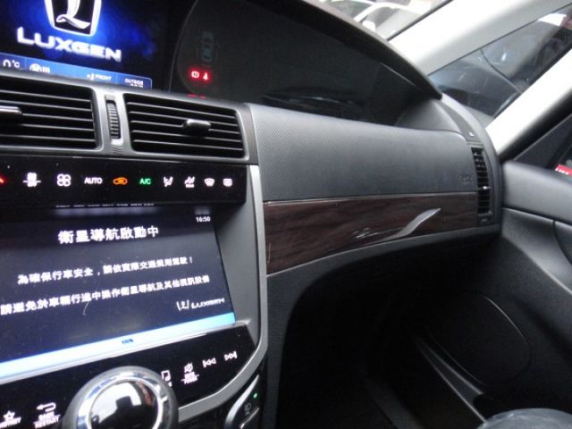 20 M7 2.2t 白 智能影音八人坐~祇跑6.4萬公里.車況極新很美!  第14張相片