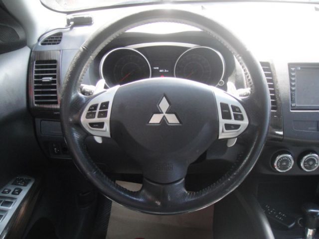 11 Outlander 2.4 2WD 豪華型~白.很省油.車極美--好開!  第5張相片