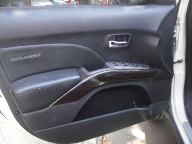 11 Outlander 2.4 2WD 豪華型~白.很省油.車極美--好開!  第14張相片