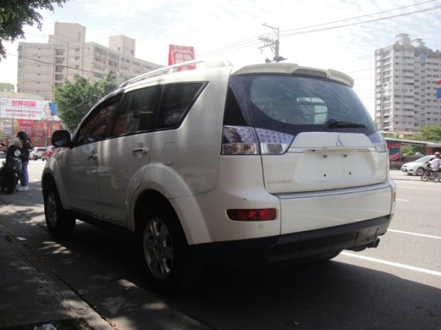 11 Outlander 2.4 2WD 豪華型~白.很省油.車極美--好開!  第18張相片