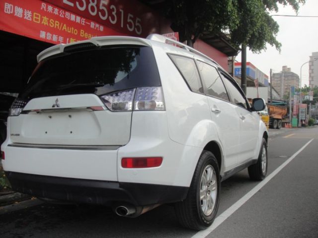 11 Outlander 2.4 2WD 豪華型~白.很省油.車極美--好開!  第19張相片