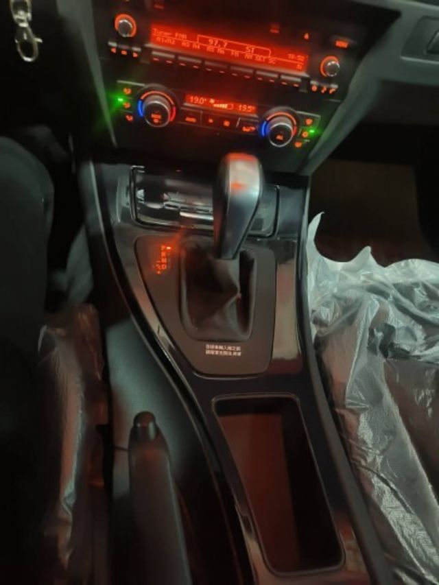 10 BMW 320 白~ 小姐用.一手車.祇跑12.4萬km.極美!  第8張相片