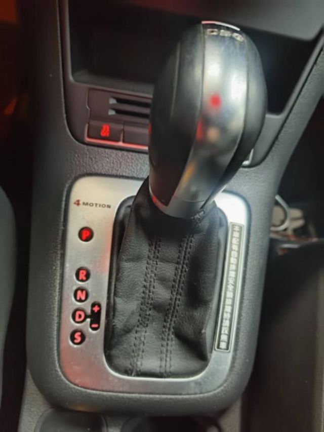 11 Tiguan 2.0 TSi 白~四輪驅動.六安.7速DSG.車極美!  第14張相片