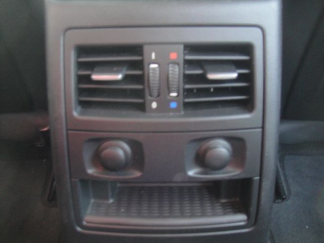 09 BMW 320 2.0 改款後新款2010~銀/黑 汎德公司車. 仕女車. 車極美!  第13張相片