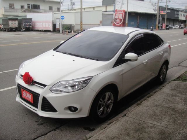 14 Focus 1.6 白~時尚經典版.只跑10萬.車極美!  第20張相片