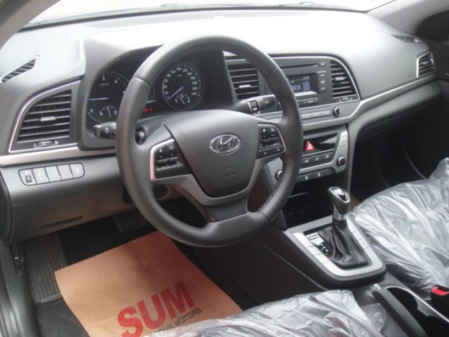 18 Hyundai Elantra 1.6 柴 灰色 超優質省稅節能房車  第6張相片
