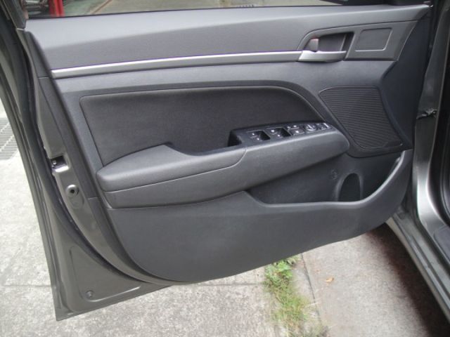 18 Hyundai Elantra 1.6 柴 灰色 超優質省稅節能房車  第7張相片