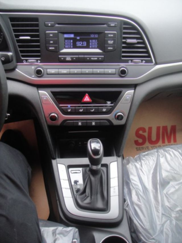 18 Hyundai Elantra 1.6 柴 灰色 超優質省稅節能房車  第11張相片