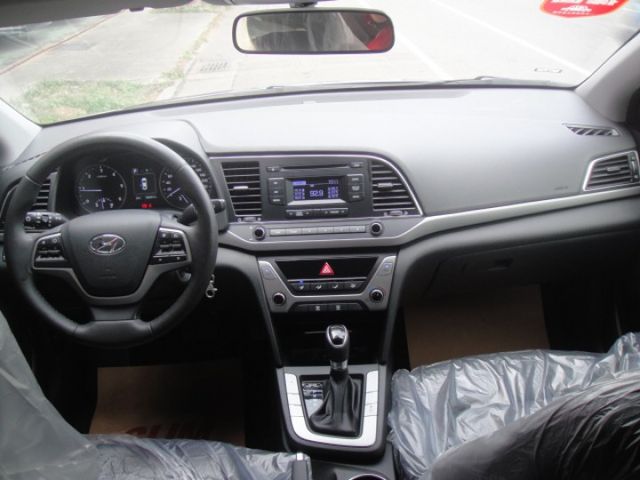 18 Hyundai Elantra 1.6 柴 灰色 超優質省稅節能房車  第12張相片