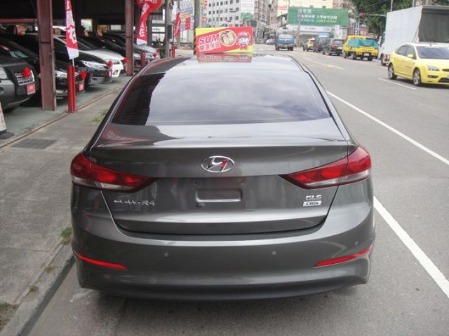 18 Hyundai Elantra 1.6 柴 灰色 超優質省稅節能房車  第14張相片