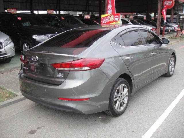 18 Hyundai Elantra 1.6 柴 灰色 超優質省稅節能房車  第15張相片