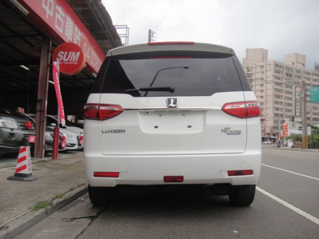 20 M7 2.2t 白 智能影音八人坐~祇跑6.4萬公里.車況極新很美!  第4張相片