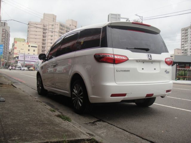 20 M7 2.2t 白 智能影音八人坐~祇跑6.4萬公里.車況極新很美!  第5張相片