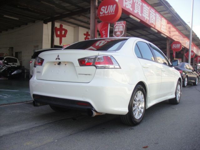10 Fortis 1.8 IO版 白~祇跑12.5萬.超高CP值代步車.車很美.帥!  第6張相片