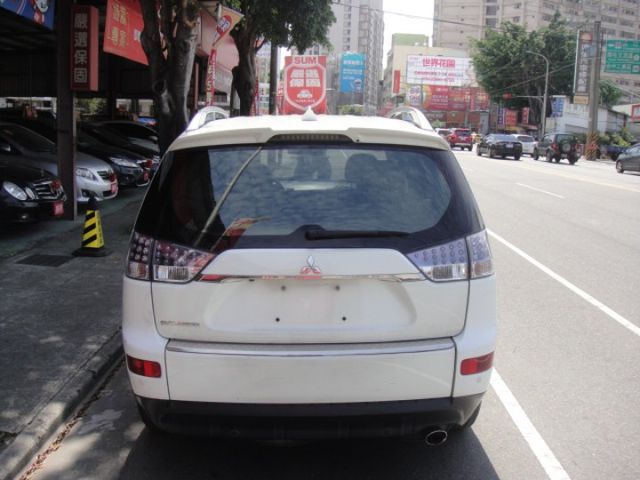 11 Outlander 2.4 2WD 豪華型~白.很省油.車極美--好開!  第20張相片