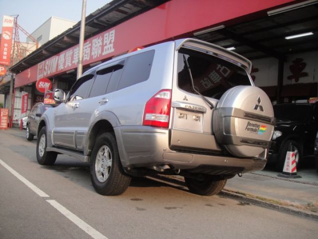 05 Pajero 3.8 銀~新引擎更有力.無涉水.全車無待修.極美!  第6張相片