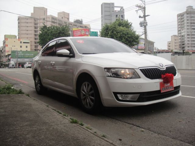 15 Octavia 1.6 灰 柴油~每公升跑22.9公里.媲美油電車.車極美!  第4張相片