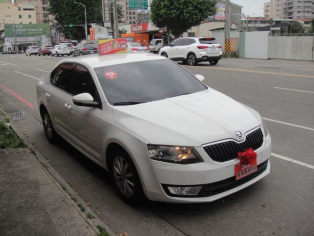 15 Octavia 1.6 灰 柴油~每公升跑22.9公里.媲美油電車.車極美!  第5張相片