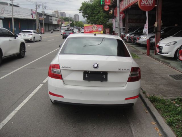 15 Octavia 1.6 灰 柴油~每公升跑22.9公里.媲美油電車.車極美!  第7張相片