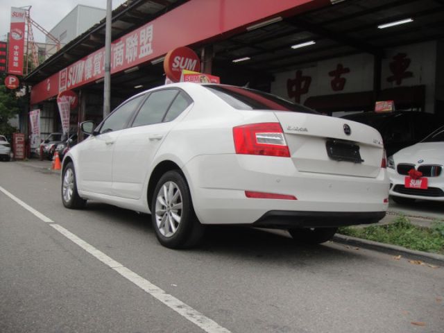 15 Octavia 1.6 灰 柴油~每公升跑22.9公里.媲美油電車.車極美!  第8張相片